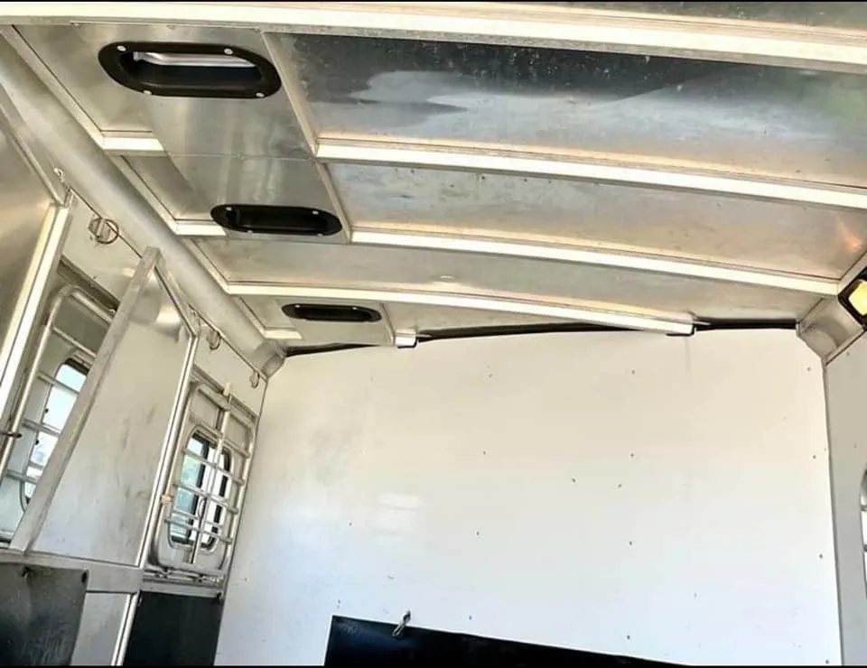 1999 Sundowner 3 Horse Trailer – Removable Rear Tack – Trailer interior ceiling showing roof vents and metal structural support beams