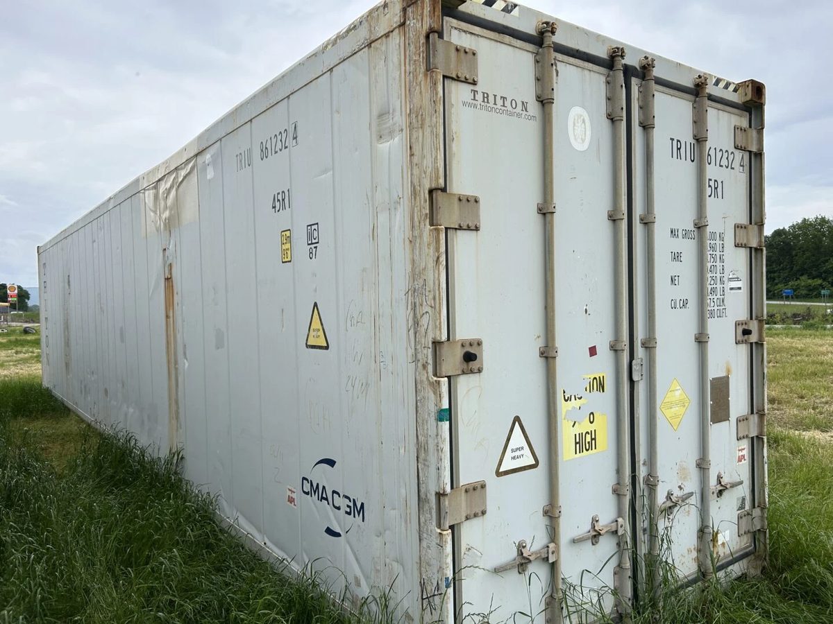 40ft High Cube Refrigerated Container – Insulated Storage – three-quarter exterior view of weathered refrigerated container with closed doors