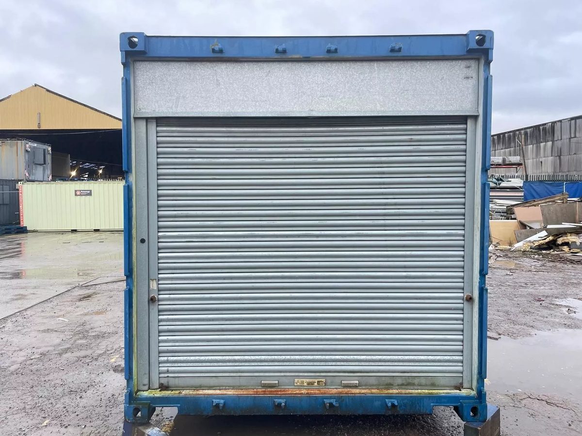 40ft Used Shipping Container – Roll-Up Door, Power & Lighting – front view of blue container with closed silver roll-up door
