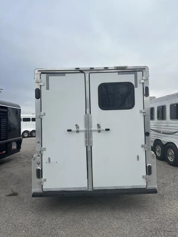 2004 Cherokee Trailers 4-Horse Gooseneck – Rear Tack – Direct rear view of the closed white double trailer doors