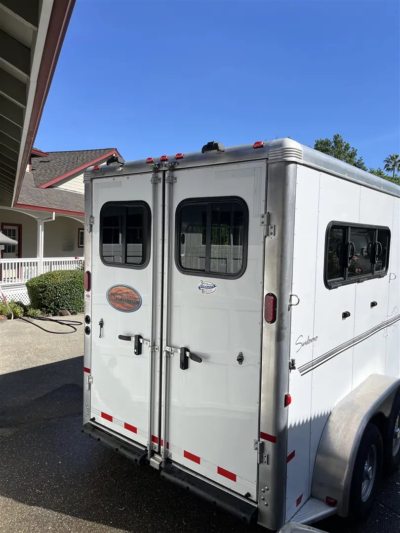 2013 Sundowner Sportsman 3 Horse Trailer – Extra-Large Tack Room – The rear double doors of the horse trailer closed showing hardware and seals