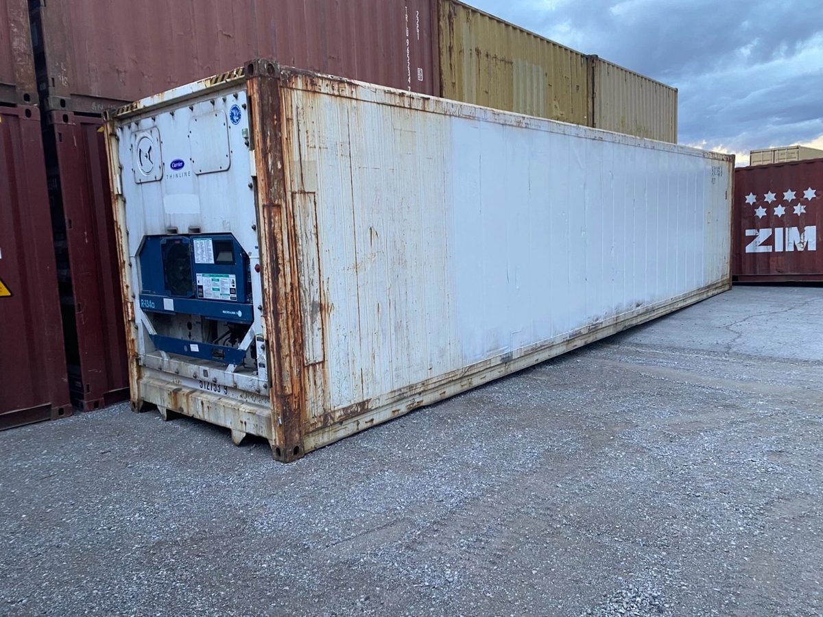 40ft Used Reefer Container – Non-Working Insulated Storage – Three-quarter exterior of rusty refrigerated container with cooling equipment visible