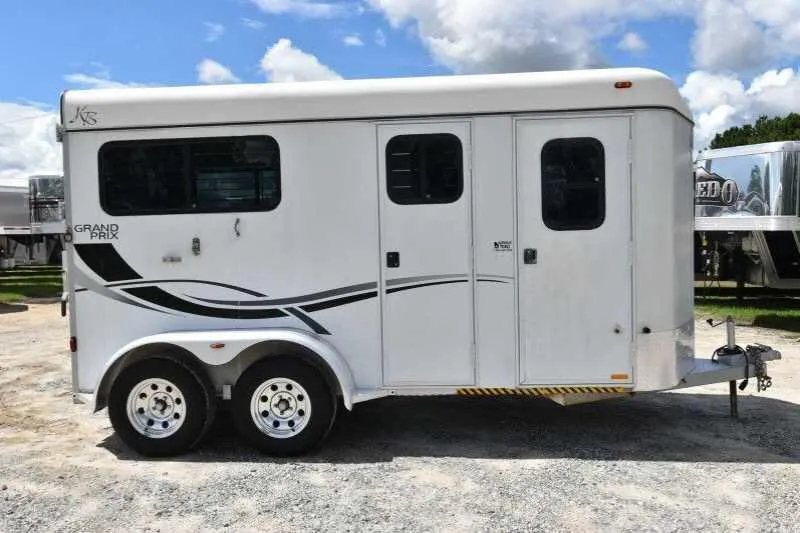 2002 Kiefer Built 2 Horse Bumper Pull – Dressing Room – Right side exterior view with all doors closed showing graphics