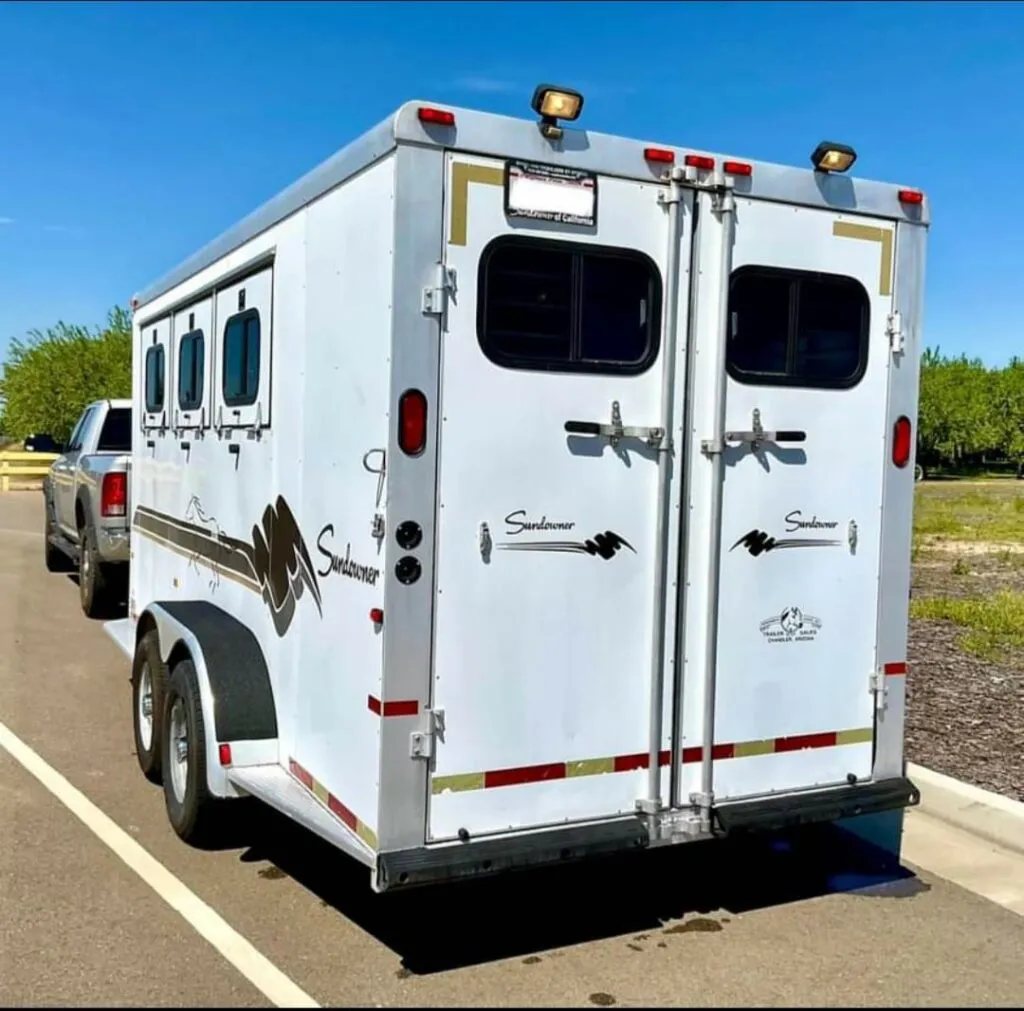 1999 Sundowner 3 Horse Trailer – Removable Rear Tack – Rear view of the white horse trailer showing the double doors and graphics