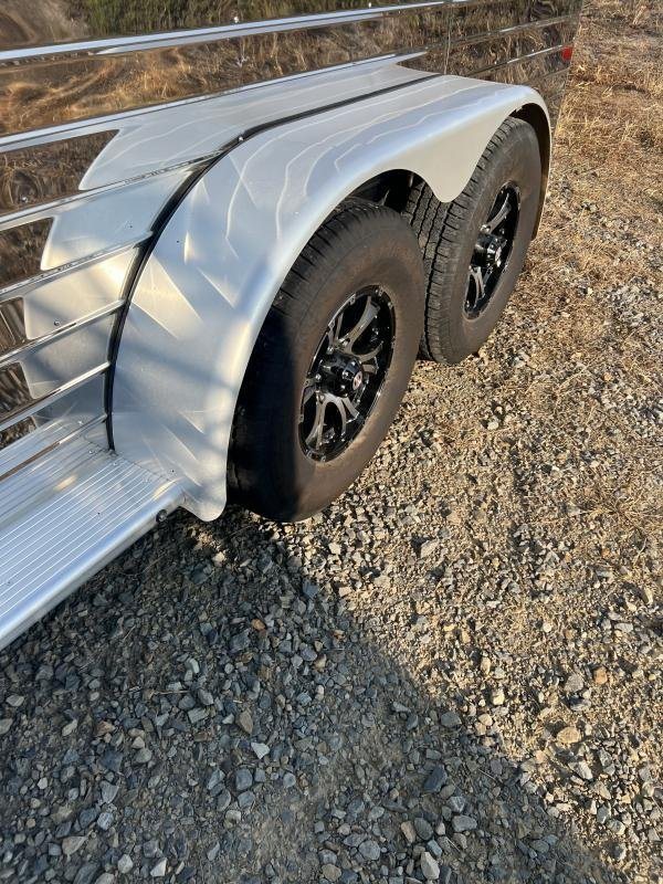 2022 Sundowner 3 Horse Gooseneck – Slant Load – Side angle close up of the trailer tires and silver fenders