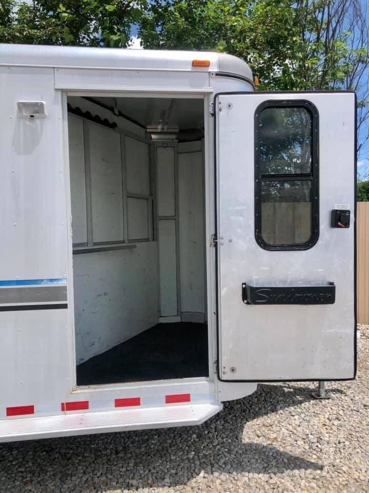 1998 Sundowner 3 Horse Slant Trailer – Dressing Room – Open side dressing room door with black tray and window