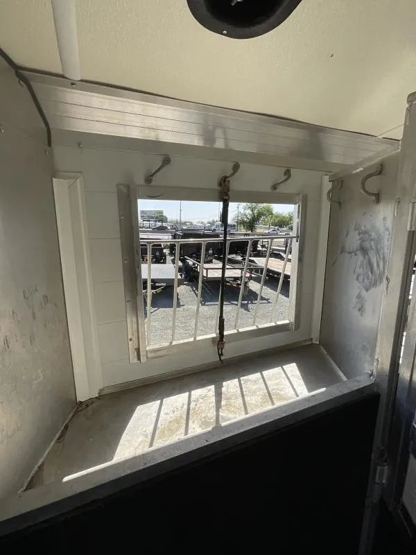 2005 Jamco 4 Horse Gooseneck Trailer – Blue, Air Suspension – Close-up of an interior window with safety bars