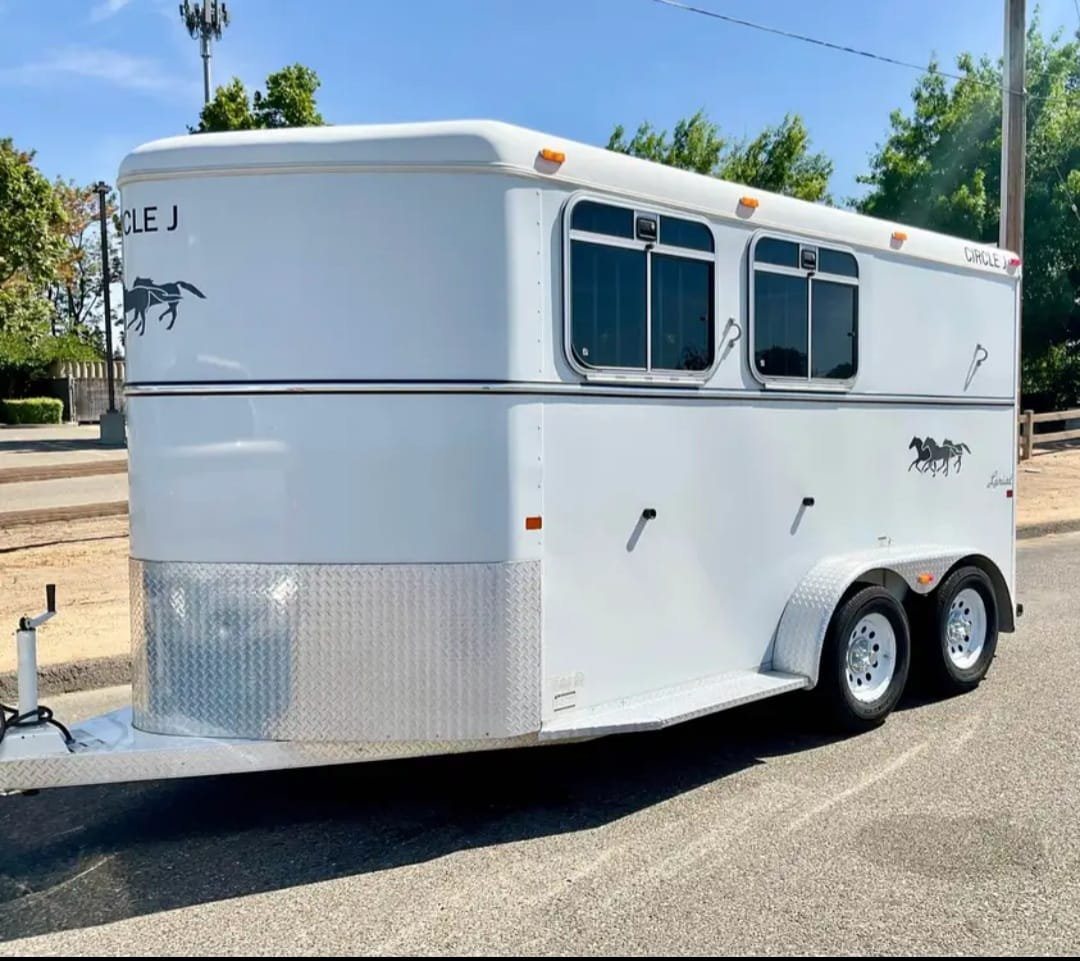 2007 Circle J 2 Horse Trailer – Slant Load – Front left three-quarter view of a white horse trailer