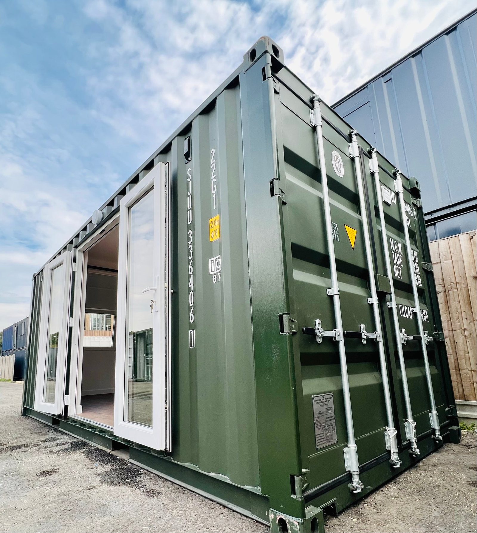 20ft Container Home – One Bed Box, 1 Bedroom – This 20ft refurbished shipping container has been expertly converted into a modern tiny home with full-height glass patio doors