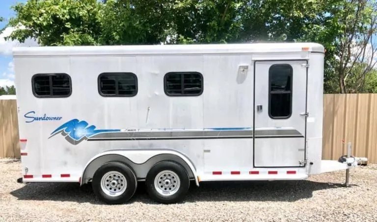 1998 Sundowner 3 Horse Slant Trailer – Dressing Room – Full profile side view of the white horse trailer showing windows and wheels
