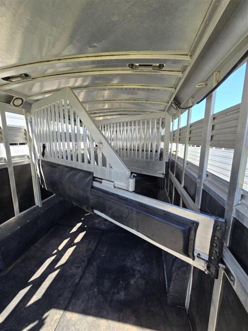 2006 C&C 4 Horse Gooseneck Trailer – Dual Hay Racks – Inside the horse trailer showing metal dividers and rubber matted flooring