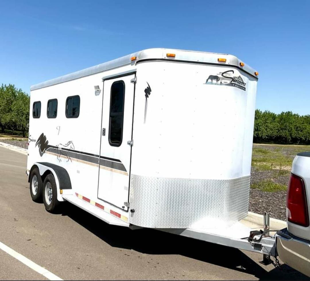 1999 Sundowner 3 Horse Trailer – Removable Rear Tack – White three horse trailer exterior showing front corner and passenger side entrance door