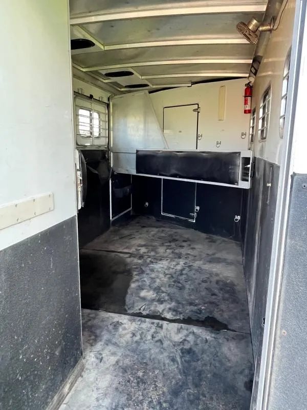 2004 Sundowner 3 Horse Trailer – Weekender Living Quarters – Internal view of empty horse stalls with rubber mats and metal dividers