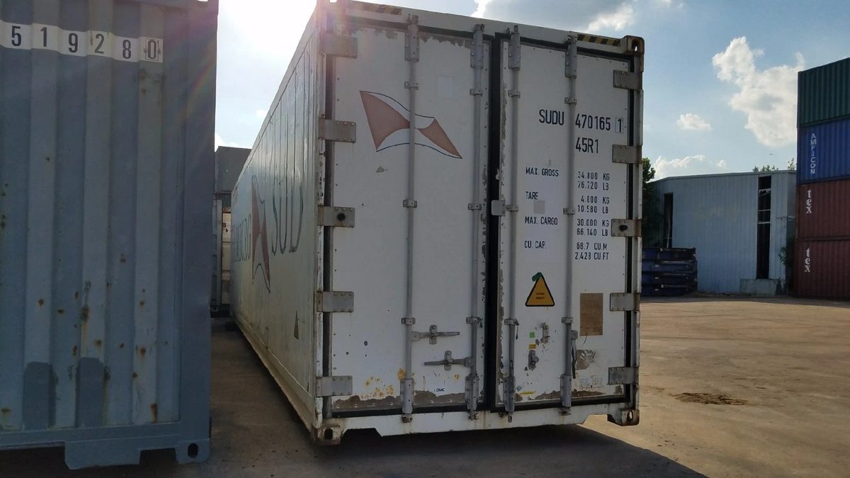 40ft High Cube Reefer Container – Operational Refrigeration – three-quarter exterior view of weathered refrigerated container with closed doors (2)