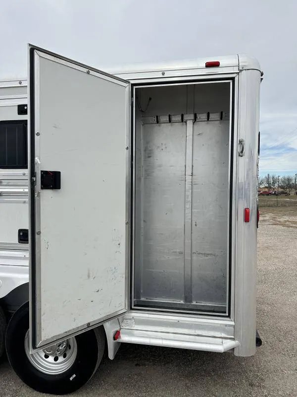 2004 Hart 3 Horse Gooseneck Trailer – Weekender Living Quarters – An open storage compartment on the exterior of the white trailer