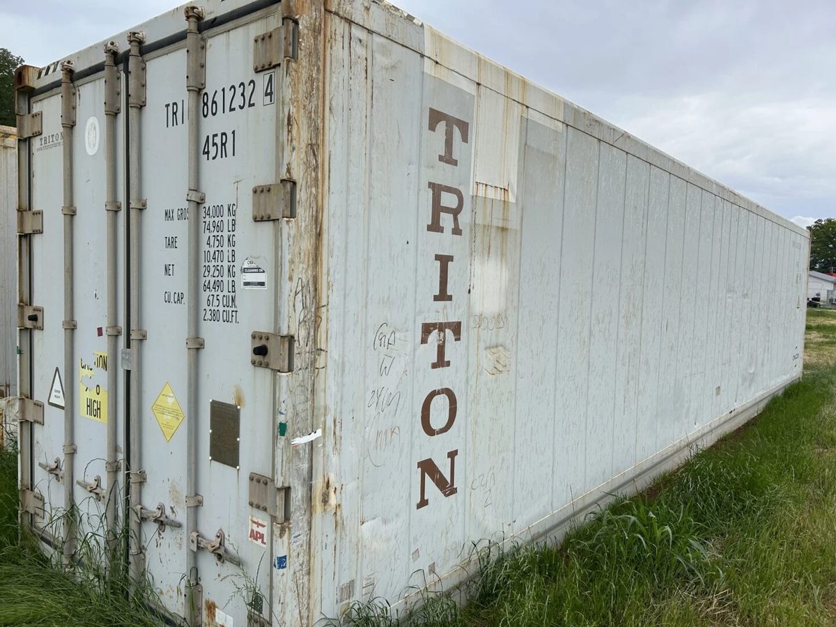 40ft High Cube Refrigerated Container – Insulated Storage – three-quarter exterior view of weathered refrigerated container with closed doors (2)