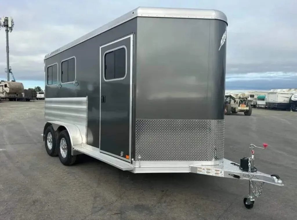 2012 Featherlite 9400 2 Horse Trailer – Removable Tack – Right side front three-quarter view of the trailer showing the entrance door