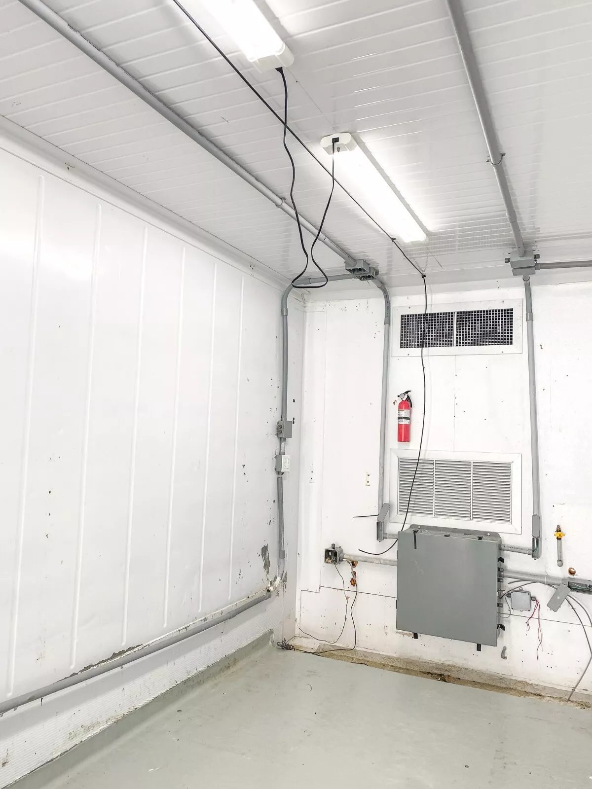 40ft High Cube Insulated Container – Lighting and Electrical – Empty insulated interior with ventilation grilles and electrical panel
