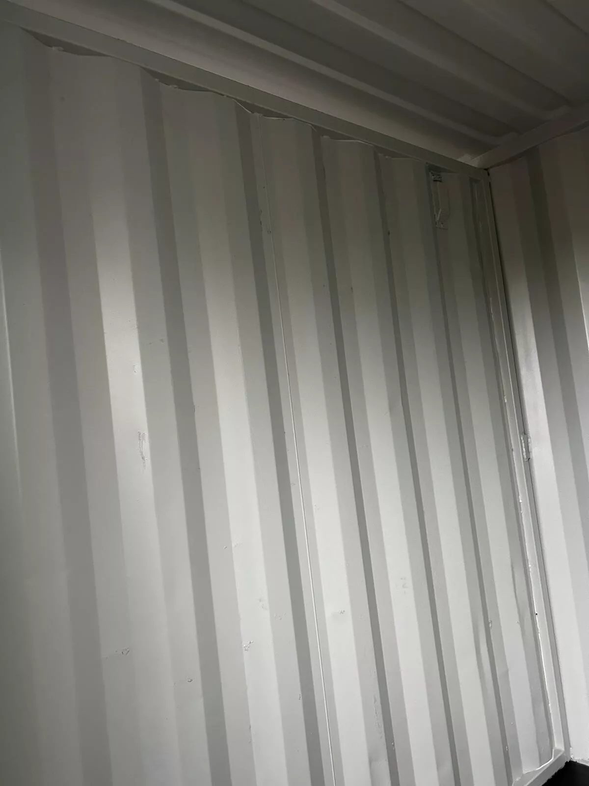 40ft Multi-Compartment Shipping Container – Individual Side Access – close-up of corrugated interior wall and ceiling corner