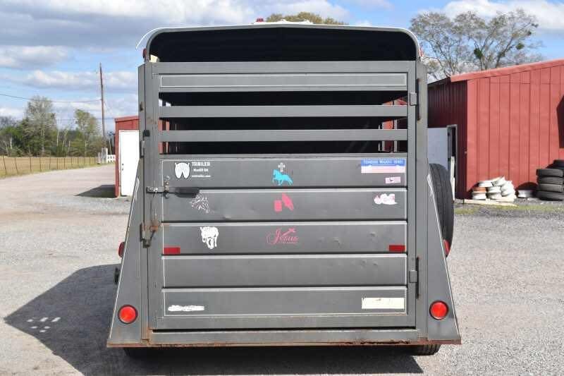 2007 WW 2HSL 2 Horse Trailer – Front Dressing Room – Full rear view of a grey horse trailer with a single swing door