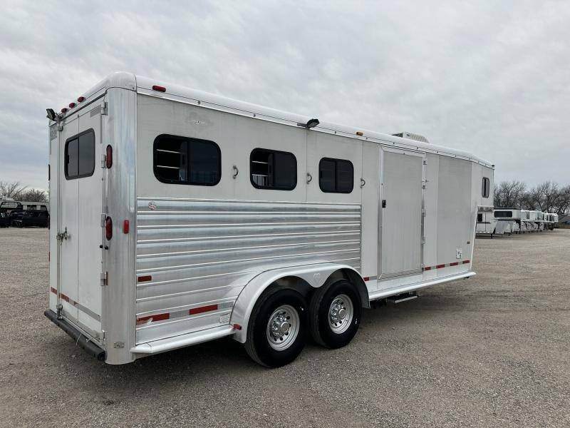2004 Hart 3 Horse Gooseneck Trailer – Weekender Living Quarters – Rear and side exterior view of the white horse trailer with silver trim
