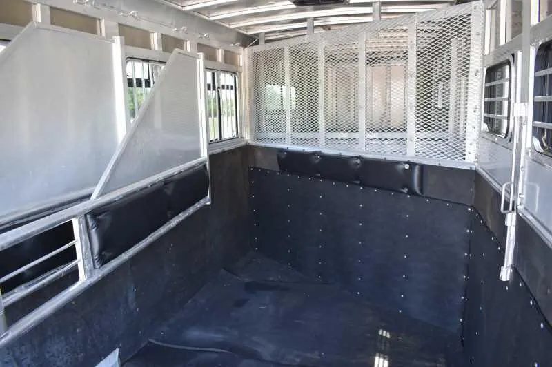 2006 Adam 7302 3 Horse Trailer – Aluminum, Dressing Room – Interior horse area with rubber wall mats and padded dividers
