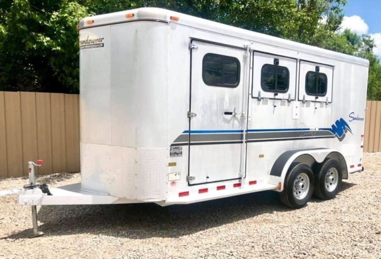 1998 Sundowner 3 Horse Slant Trailer – Dressing Room – Front three-quarter view of the trailer showing the hitch area and side profile