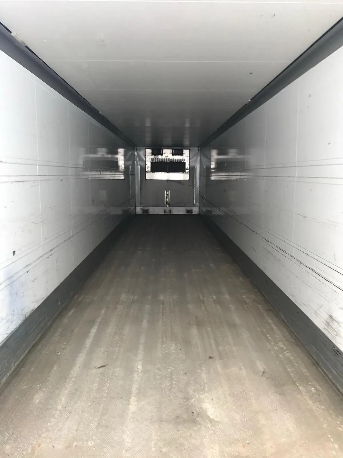 27ft–45ft Used Refrigerated Containers – Chiller & Freezer – empty refrigerated container interior with metal floor and cooling unit