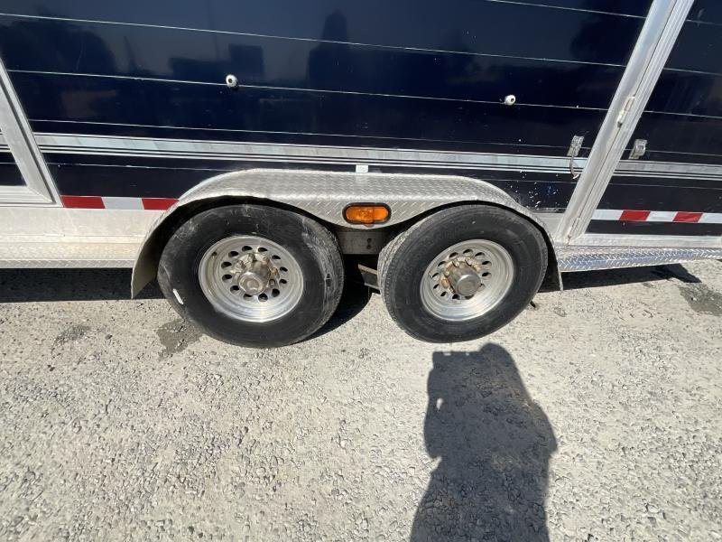2005 Jamco 4 Horse Gooseneck Trailer – Blue, Air Suspension – Close-up of the trailer dual axles, wheels, and diamond plate fender