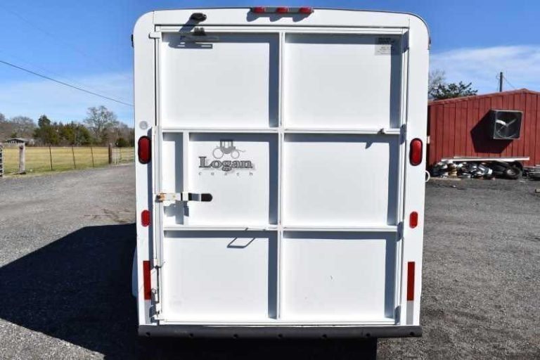 2002 Logan Coach 3 Horse Trailer – Steel, Dressing Room – Rear view of the white horse trailer with the door closed