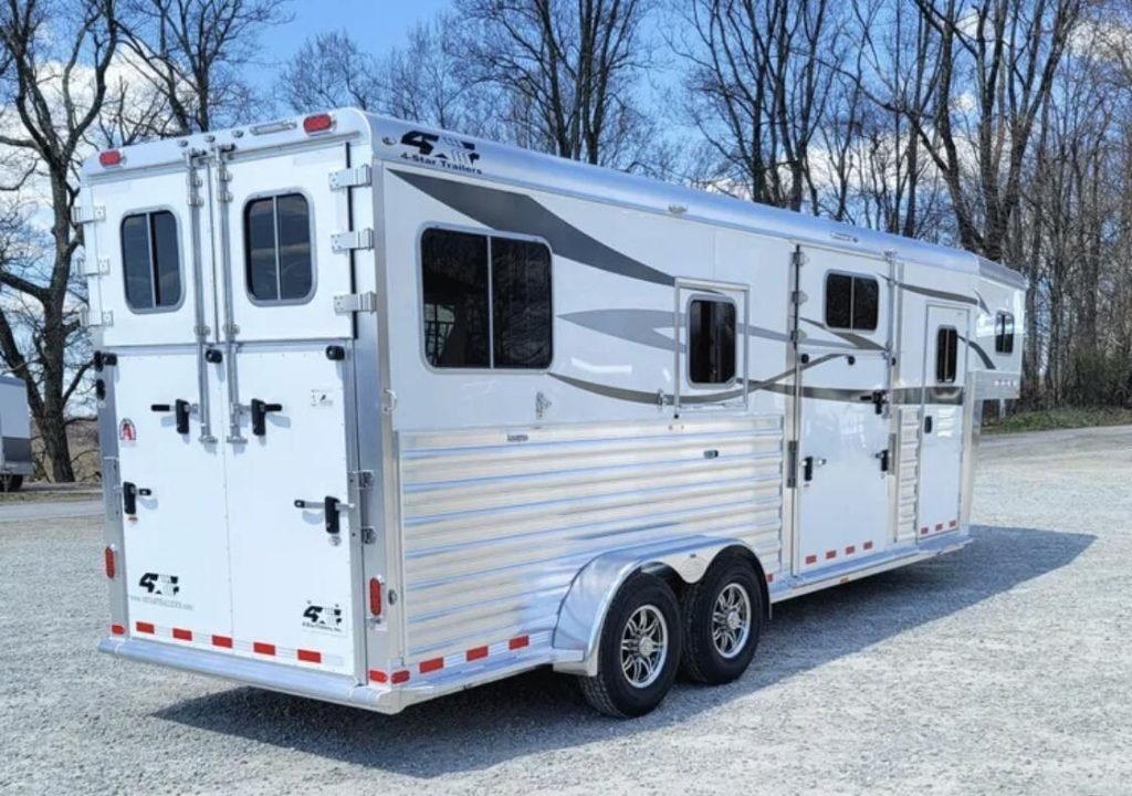 2023 4 Star 23 ft Horse Trailer – 2+1 Gooseneck – Rear three-quarter view of the white horse trailer showing double rear doors