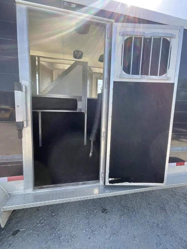2005 Jamco 4 Horse Gooseneck Trailer – Blue, Air Suspension – Open side entry door showing a glimpse into the horse stalls