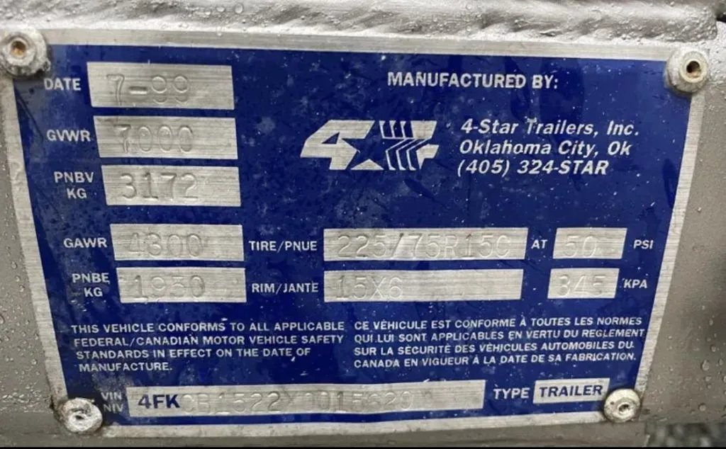 1999 4 Star 2 Horse Trailer – Reverse Slant / Stock Combo – Close up of the manufacturer identification plate showing technical specifications and VIN