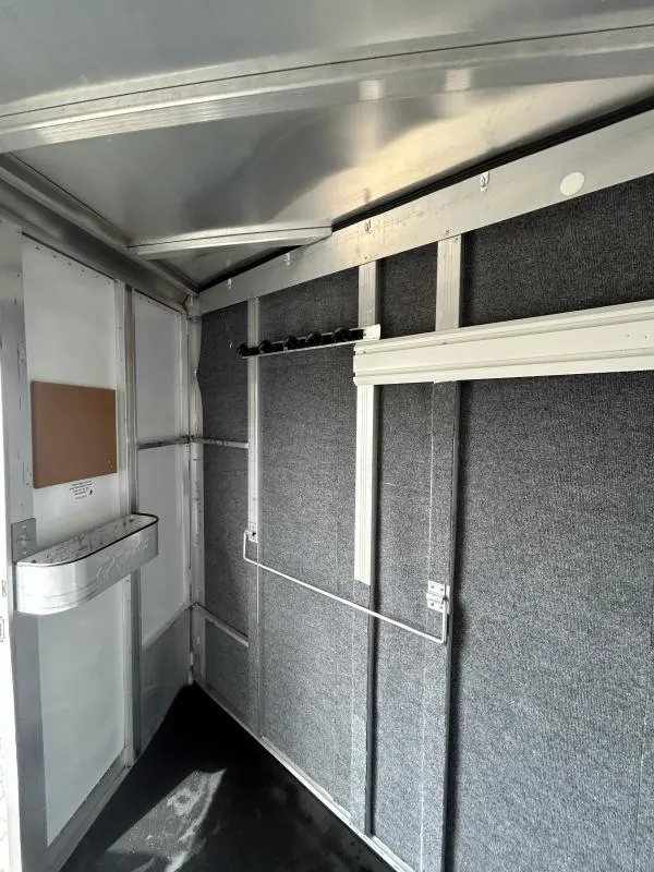 2007 Exiss SS-20 2 Horse Trailer – Collapsible Rear Tack – Carpeted walls inside the dressing area with a wall-mounted brush tray
