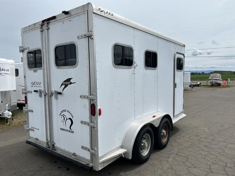 2007 Exiss SS-20 2 Horse Trailer – Collapsible Rear Tack – White horse trailer shown from the rear three-quarter passenger side view