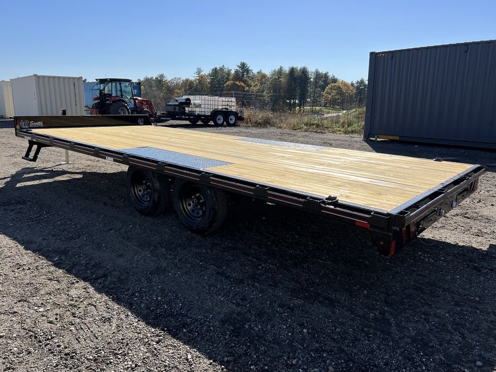 2024 Diamond C 20 ft Deckover – Slide-In Ramps – Low angle rear side view showing the wheels and the flat deck