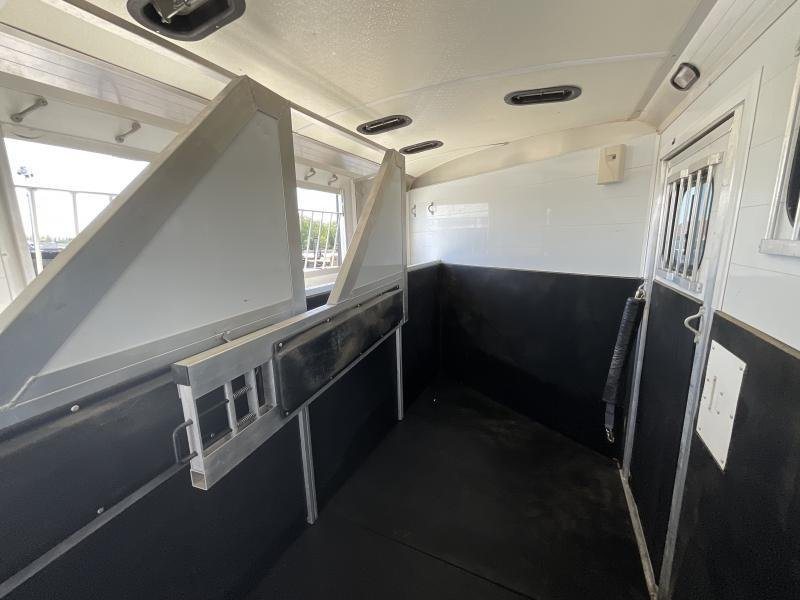 2005 Jamco 4 Horse Gooseneck Trailer – Blue, Air Suspension – Empty horse stall with rubber padding on the lower walls