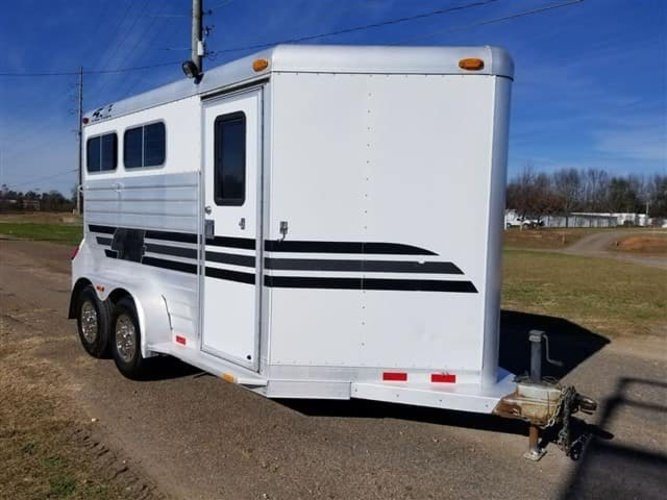 2001 4 Star 2 Horse Bumper Pull Trailer – Slant Load – A three-quarter exterior view of a white horse trailer showing the curb side