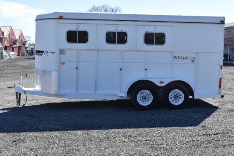 2002 Logan Coach 3 Horse Trailer – Steel, Dressing Room – Full driver side exterior view of the horse trailer showing drop windows