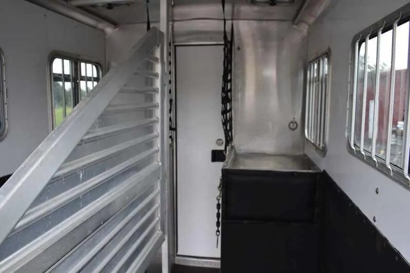 2003 Featherlite 2HST 2 Horse Trailer – Aluminum – Opposite view of the horse interior showing aluminum dividers and white ceiling