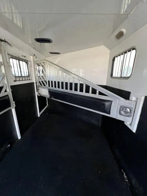 2020 Trails West Sierra 4 Horse Gooseneck – Comfort Package – Wide shot of the horse transport area showing multiple dividers