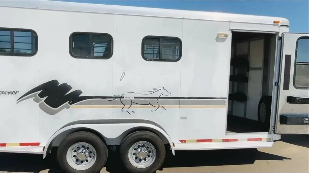 1999 Sundowner 3 Horse Trailer – Removable Rear Tack – Passenger side entry door open showing the interior of the storage area