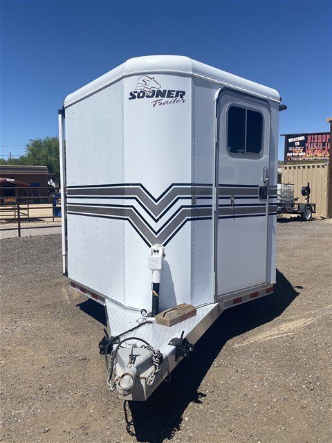 2000 Sooner 4 Horse Bumper Pull – Dressing Room, Awning – Front three-quarter view showing the hitch area and front tack door