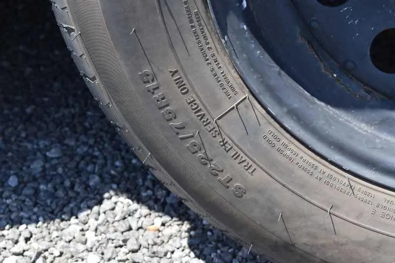 2000 Sundowner 2 Horse Gooseneck Trailer – Dressing Room – Close up of a trailer tire showing the size and specifications
