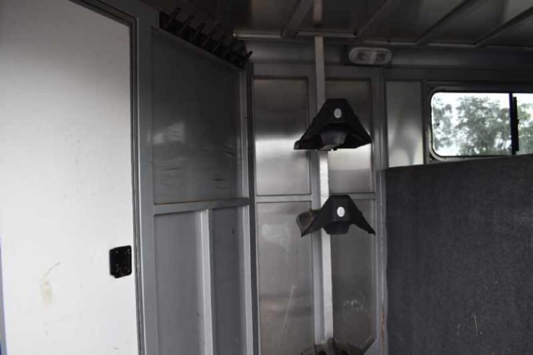 2018 Adam 3 Horse Gooseneck Trailer – Dressing Room – Dressing room area with wall hooks and saddle racks for storage