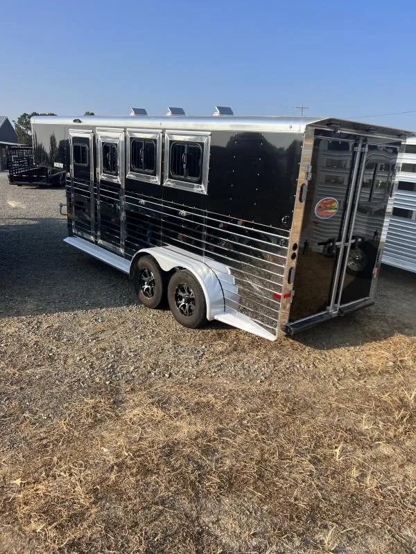 2022 Sundowner 3 Horse Gooseneck – Slant Load – Rear three-quarter view of the trailer showing side windows and rear doors