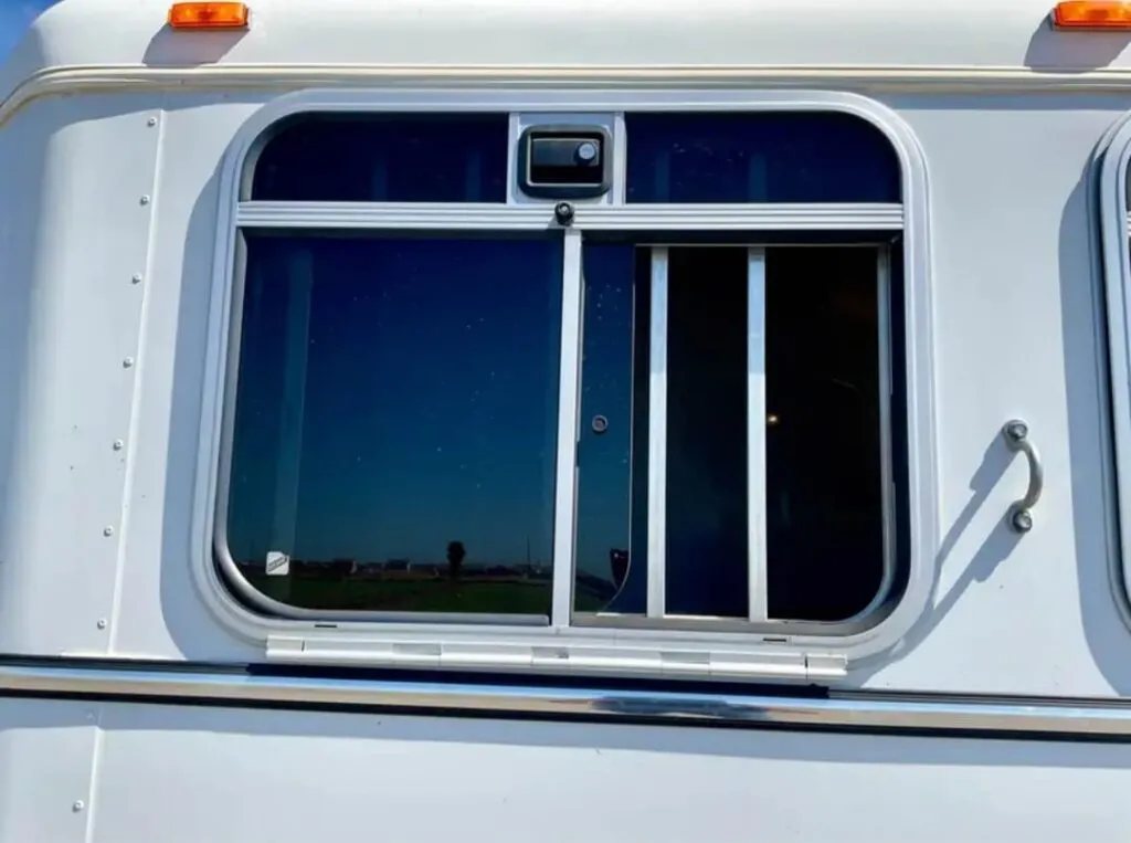 2007 Circle J 2 Horse Trailer – Slant Load – Close-up of a sliding side window with safety bars
