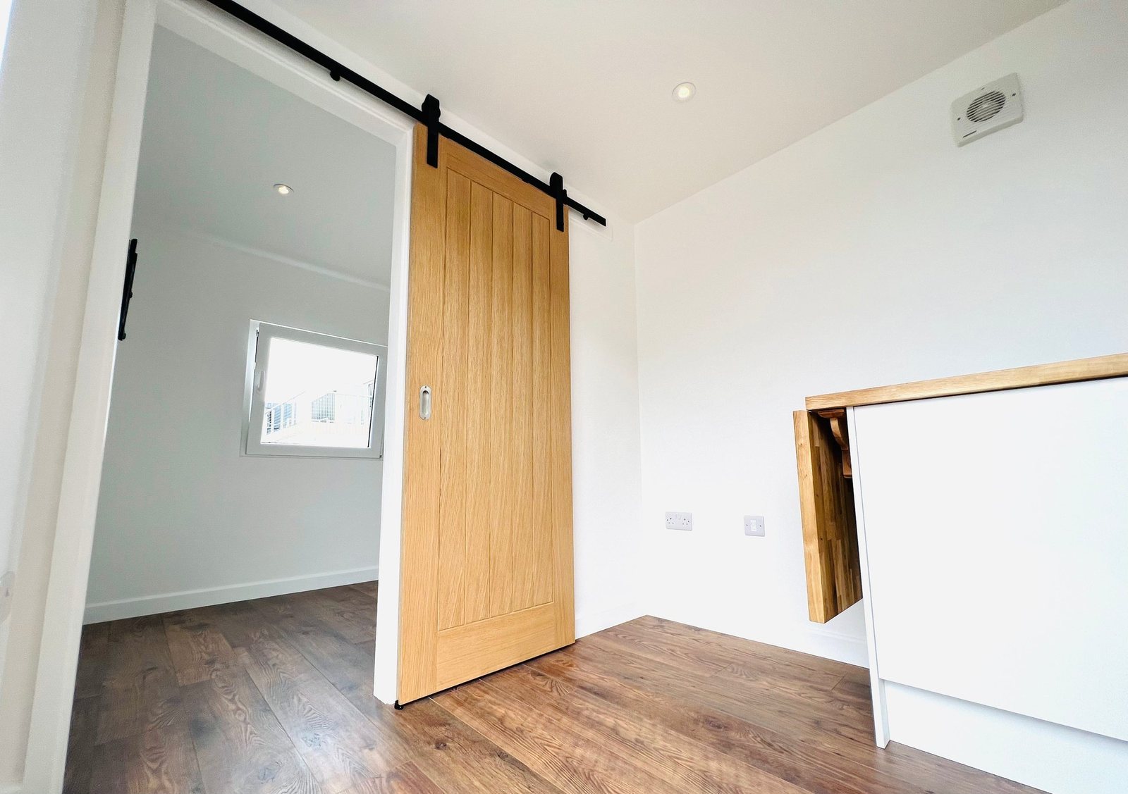 20ft Container Home – One Bed Box, 1 Bedroom – Experience the modern design of this 20ft container home featuring a space-saving oak sliding door and high-quality wood finish floors