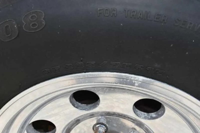 2002 Kiefer Built 2 Horse Bumper Pull – Dressing Room – Close up view of the tire size markings and rim