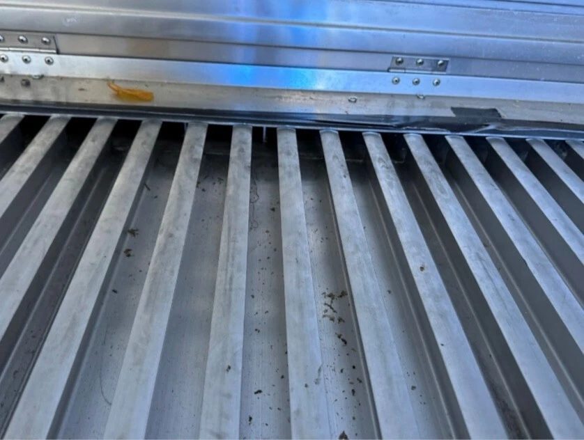 20ft Used Refrigerated Shipping Container – Thermo King – close-up of ribbed aluminum container floor and wall junction